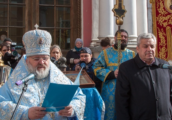 ПОДАРКИ И ОТДАРКИ NazariiAndKitchezhdiAtWorship.600